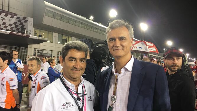 El jerezano Juan Baquero, director del circuito de Losail, el pasado domingo en el Gran Premio con Ignacio Escobar, embajador español en Qatar.