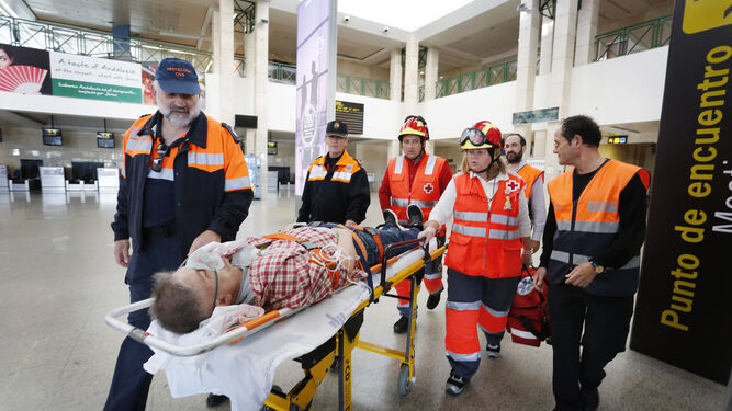 Efectivos de Cruz  Roja y Protección Civil trasladan a un ‘herido’ ayer por la terminal.