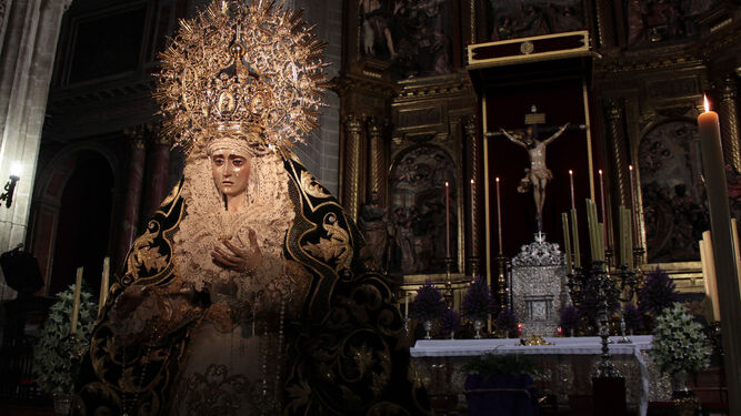 Nuestra Señora de la Esperanza de la Yedra Coronada en un besamanos extraordinario en San Miguel.