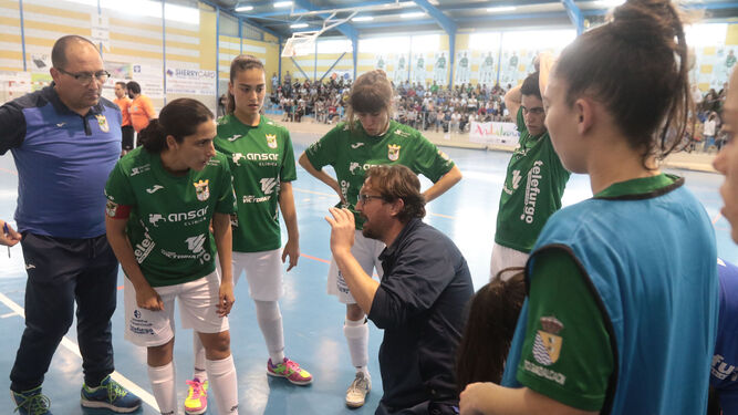 Andrés Sánchez da instrucciones a sus jugadoras.