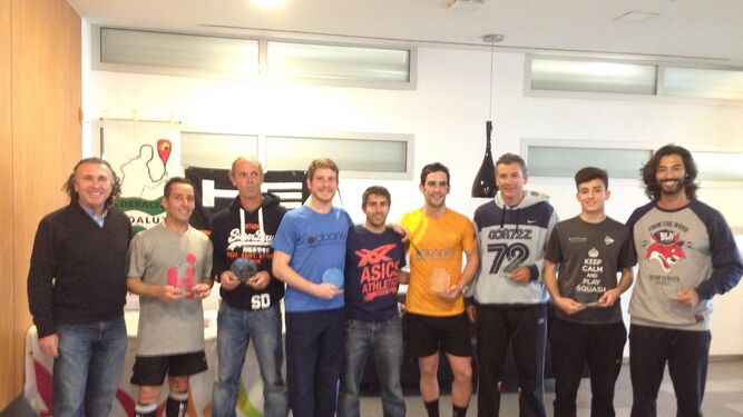 Los vencedores de la tercera prueba del Circuito Andaluz, con sus trofeos en el Activa Club.