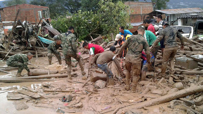 Militares colombianos ayudan a los vecinos tras los estragos ocasionados por la avalancha.
