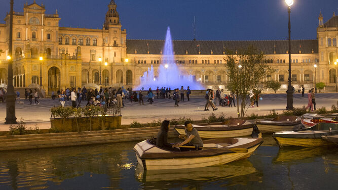 La fuente de la Plaza de España de Sevilla iluminada de azul por el autismo.
