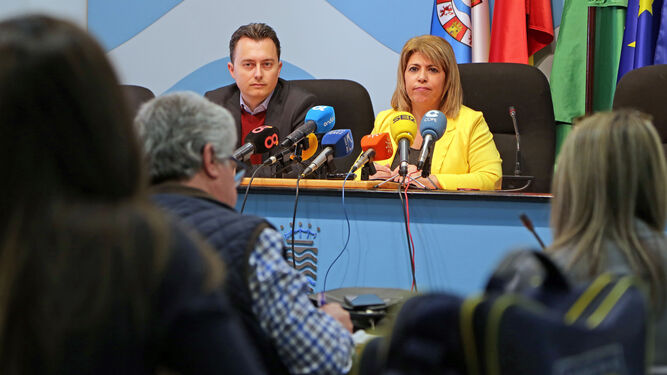 La alcaldesa, Mamen Sánchez, y el delegado de Economía, Santiago Galván, ayer en una comparecencia en el Ayuntamiento.