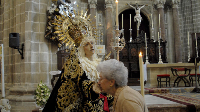 La Virgen del Mayor Dolor en una función de besamanos en la Catedral jerezana.