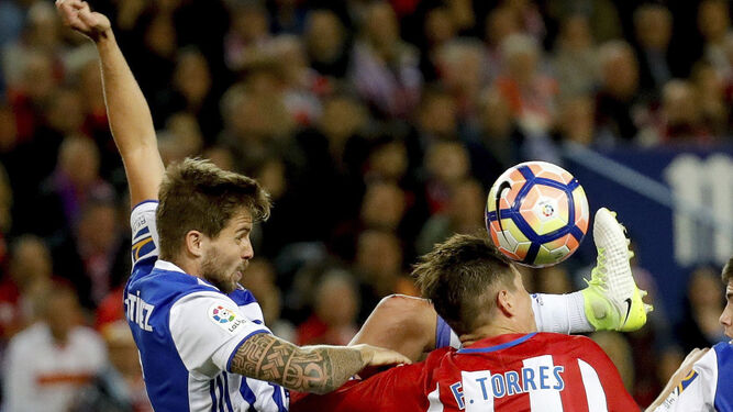 Íñigo Martínez le quita de la cabeza una pelota a Torres.