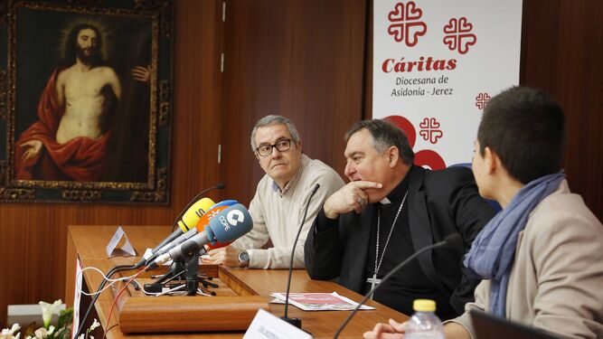 Francisco Domouso, el obispo José Mazuelos y Beatriz García, ayer durante la presentación de la campaña.