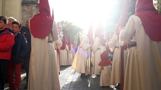 Imagen del pasado año del cortejo de la hermandad de Bondad y Misericordia saliendo de la iglesia de la Victoria.
