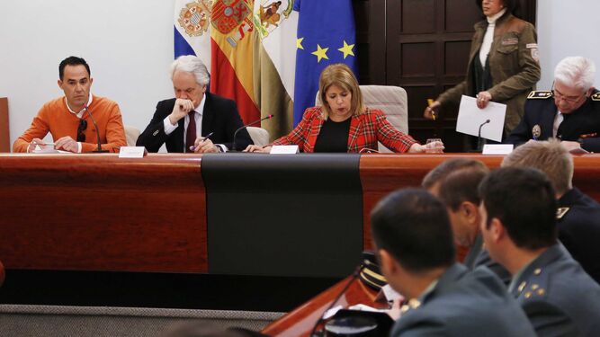 La alcaldesa, Mamen Sánchez, y el subdelegado del Gobierno en la provincia, Agustín Muñoz, presidieron la reunión en el salón de plenos del Ayuntamiento.