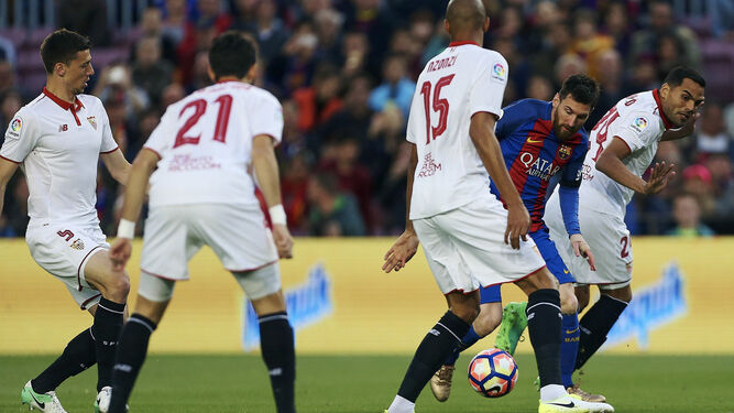 Messi se marcha entre cuatro jugadores sevillistas.