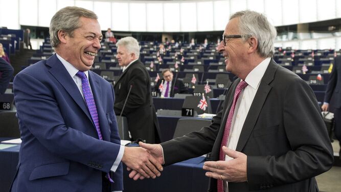 El euroescéptico Nigel Farage saluda al presidente de la Comisión Europea, Jean Claude Juncker.