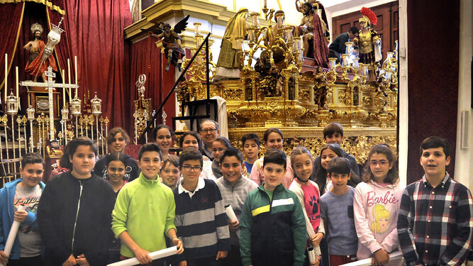 Alumnos de sexto de Primaria del CEIP Tartessos visitaron la hermandad de la Coronación.