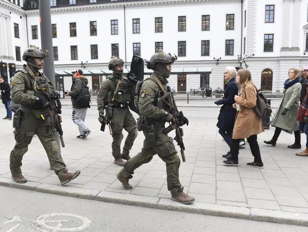 Las im&aacute;genes del atentado del cami&oacute;n que ha arrollado a varios peatones en Estocolmo.jpg
