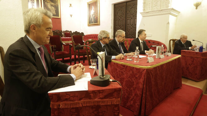 El autor, junto a la mesa presidencial con Braulio Medel, Rafael Valencia y José Joly.