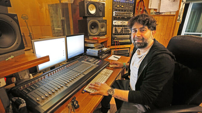 Luis Carrasco, trabajando el estudio La Bodega donde se está grabando el disco.