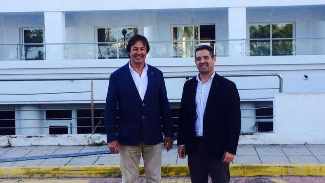 El alcalde de Rota, José Javier Ruiz Arana, (izq.) junto a un representante del grupo hotelero.
