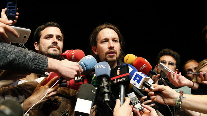 Alberto Garzón y Pablo Iglesias, atendiendo a la prensa.