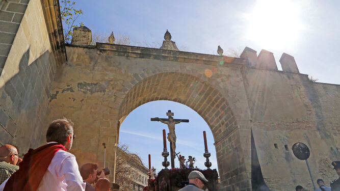El Cristo del Perdón pasa bajo el Arco del Arroyo, esa especie de frontera que le introduce de pleno en el casco antiguo de Jerez.