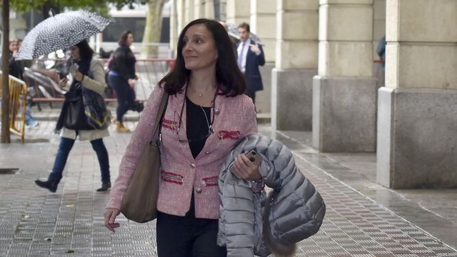 La juez María Núñez Bolaños, sale de los juzgados de Sevilla.
