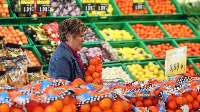 Una mujer comprando naranjas en un supermercado de Mercadona.