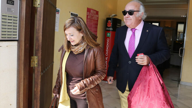 Pilar Sánchez sale con su abogado de la Audiencia durante la celebración del juicio por el caso PTA.