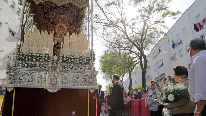 El palio de la Virgen de la Candelaria, ayer por la tarde, por las calles de la barriada de La Plata.