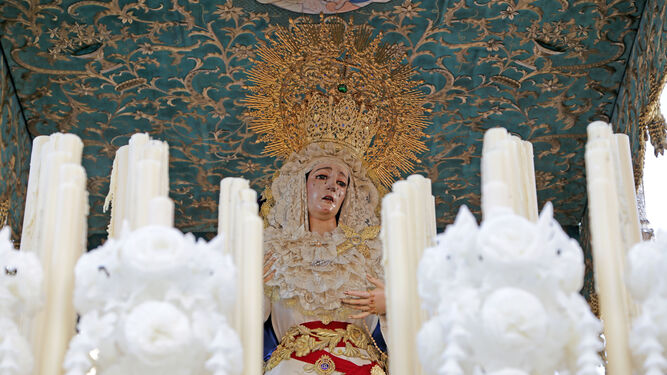 Primer plano de la Virgen de La Amargura, en su soberbio paso de palio.