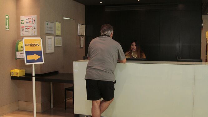 Un cliente en la oficina de Centauro ubicada en el 'hall' del Hotel Ayre, frente a la estación de Santa Justa.