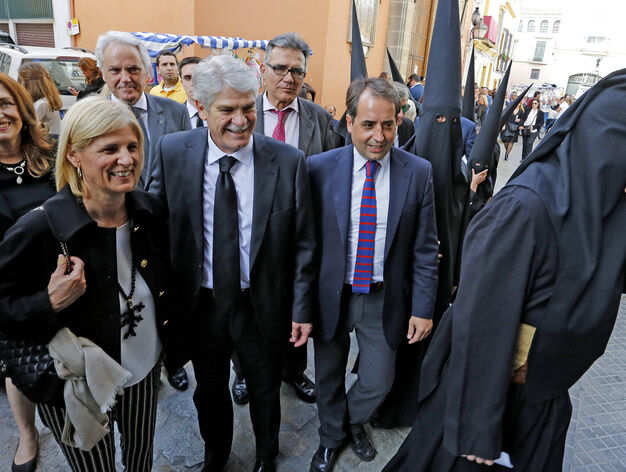 El ministro accede al interior de San Juan de los Caballeros con la ex alcaldesa Pelayo y otros cargos.