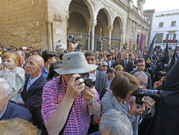 Los muchos visitantes que llegan a la ciudad en los d&iacute;as de Semana Santa no quieren perderse ni un s&oacute;lo detalle de los cortejos y de los pasos que salen a las calles de Jerez.