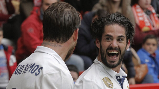 Isco celebra uno de sus goles con Sergio Ramos.