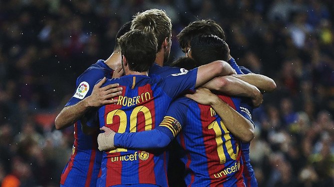 Los jugadores del Barcelona celebra un gol de Messi.
