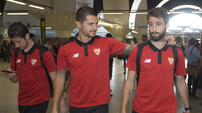 Vitolo en la salida del equipo a Valencia