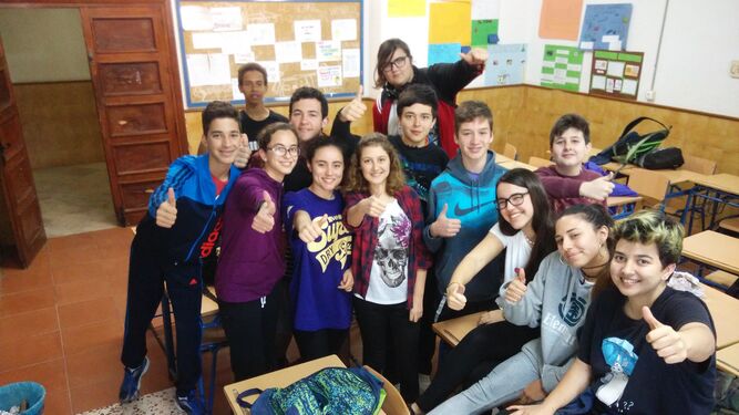Los alumnos del IES Padre Luis Coloma que trabajan en el proyecto 'La crisis de los derechos humanos en grupo'.
