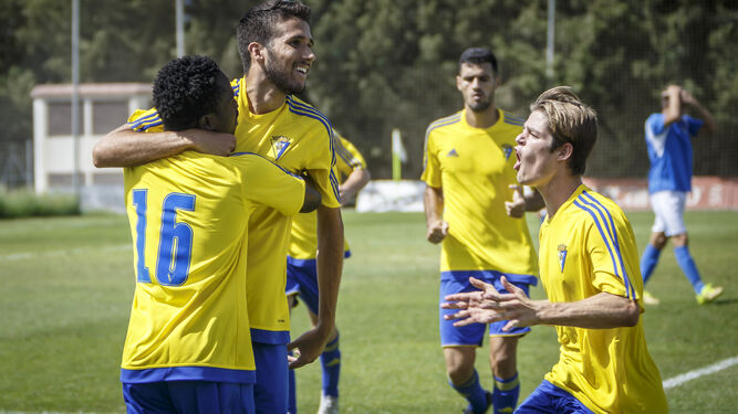 Los jugadores del Cádiz B celebran uno de sus goles esta campaña.