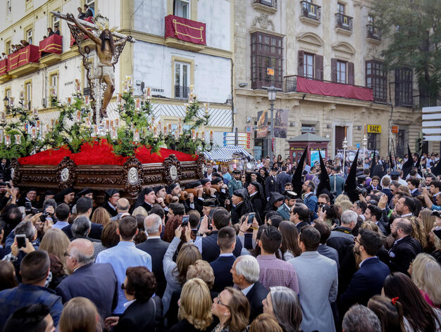 El Sant&iacute;simo Cristo de la Expiraci&oacute;n pasa por Puerta de Sevilla tras atravesar un enclave ya cl&aacute;sico de la cofrad&iacute;a como es la calle Torner&iacute;a.