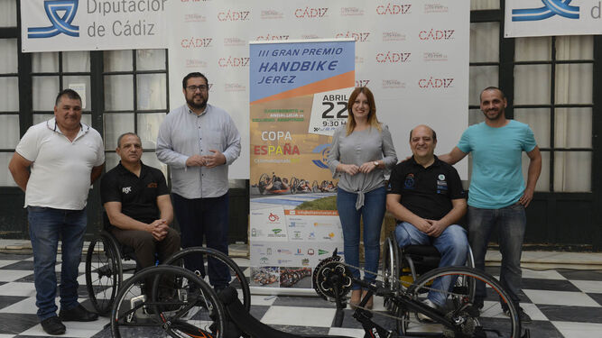 El diputado de Deportes, Jaime Armario, y la diputada de Igualdad y Bienestar Social, Isabel Armario, en la presentación llevada a cabo ayer en la Diputación de Cádiz.
