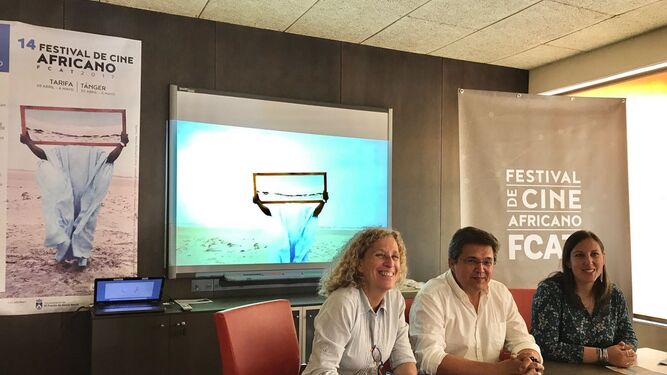 La directora del festival, Mane Cisneros, Manuel Campuzano y la concejala María Eugenia Lara, en la presentación.