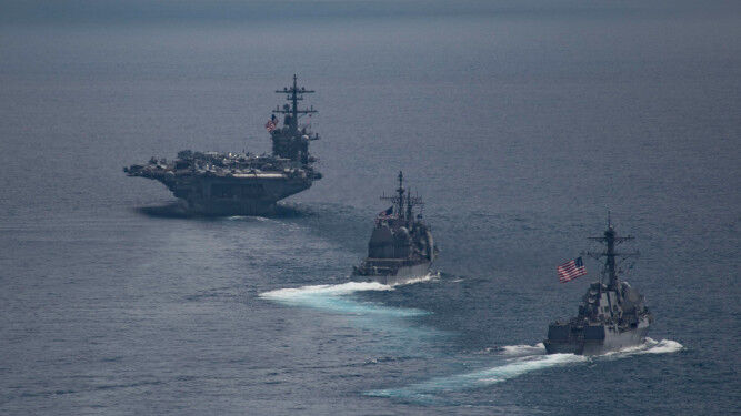 El portaaviones 'USS Carl Vinson' con su flota de apoyo.