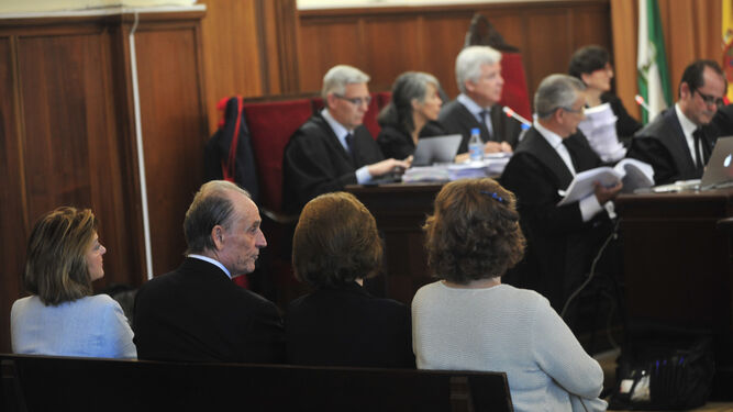 Lopera sigue el juicio, con sus abogados al fondo.