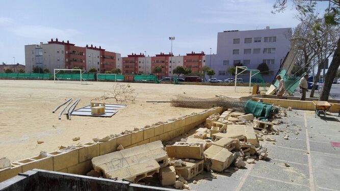 Una imagen del muro del campo de fútbol próximo al Ciudad de Jerez.