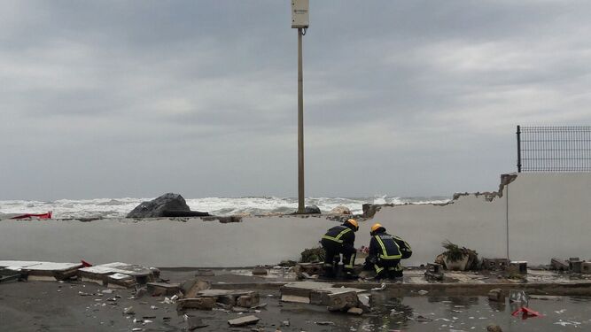 Olas de casi ocho metros provocan daños en Málaga