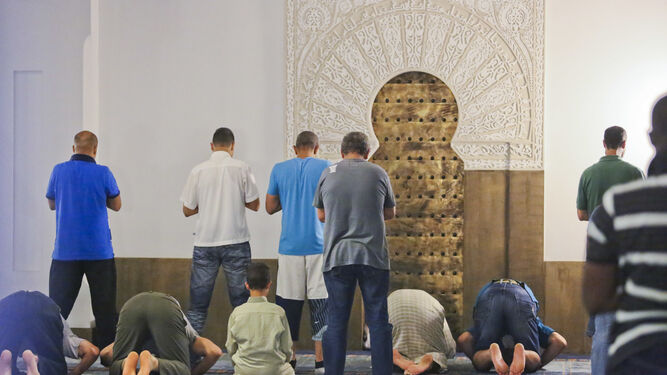 Musulmanes rezando en el Centro Cultural Islámico de Málaga.