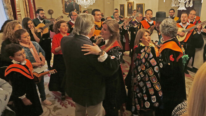 Francisco Camas y Mamen Sánchez bailaron con los tunos en el Ayuntamiento.