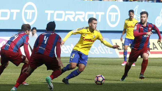 Aketxe conduce el balón vigilado de cerca por tres jugadores del Levante.
