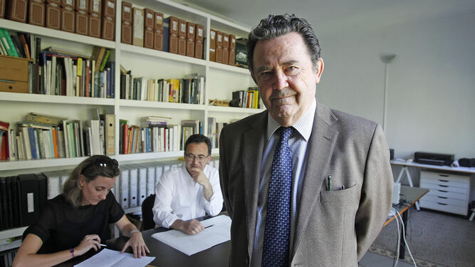 Gonzalo Díaz y Recasens, en su estudio, durante un momento de la entrevista.