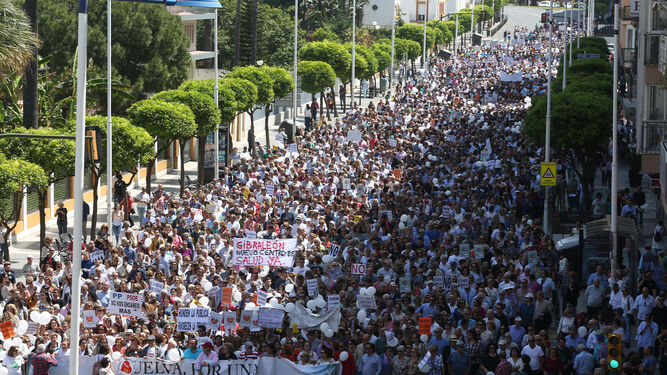 Participantes en la manifestación que recorrió ayer el centro de Huelva.
