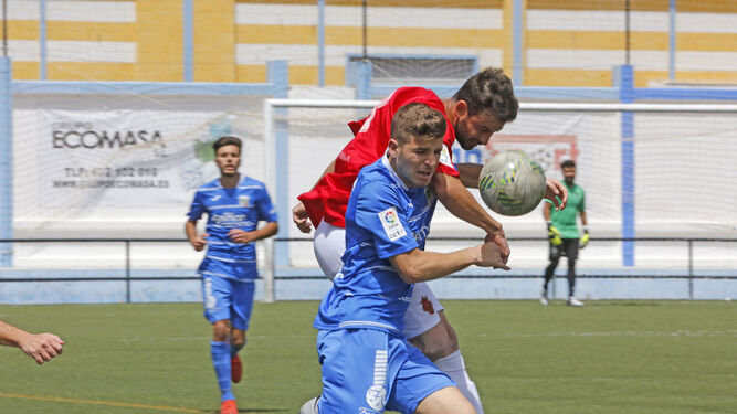Jesús Muñoz trata de controlar el balón ante el acoso de un rival.