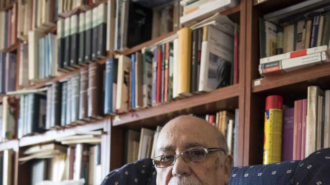 Rafael Rodríguez Almodóvar posa días atrás en su casa de Granada, rodeado de libros.