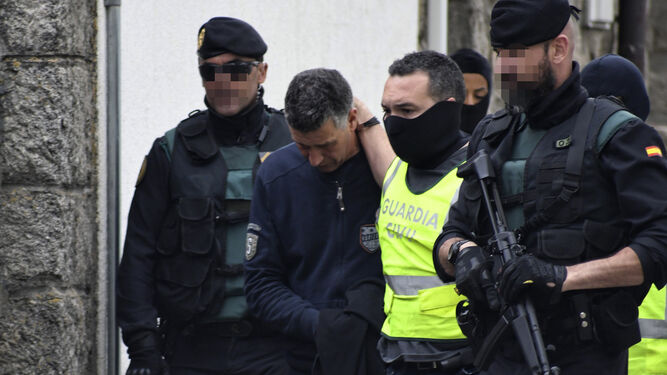 Agentes de la Guardia Civil trasladan al hombre detenido en la localidad segoviana de El Espinar.